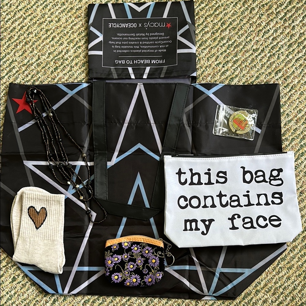 Macy’s foldable Black Geometric Tote with 5 Accessories